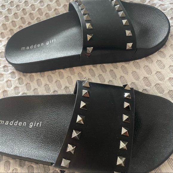 Madden Girl Grommet Slides - size 6 - Picture 3 of 4